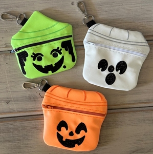Graziose Mini Borse a Tema Halloween con Disegni di Zucca, Strega e Fantasma, Realizzate in Tessuto Resistente con Chiusura a Cerniera e Gancio con Clip - Product Image 1