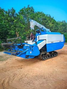 Mesin Panen Gabah Beras Tipe Crawler Otomatis 75kw 4 Tak dengan Penggerak Sendiri dan Sistem Pengumpanan Penuh - Product Image 3