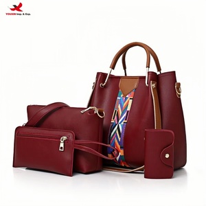 Ensemble de 4 sacs à main tendance pour femme en cuir PU, sac fourre-tout, sac bandoulière, pochette et porte-cartes, avec accent rayé, idéal pour les cadeaux quotidiens - Product Image 1