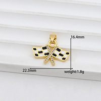 Breloques émaillées HD0579 Drapeau de course F1 coloré, pendentifs drapeau à carreaux en laiton plaqué or 18 carats avec zircon pour bijoux DIY
