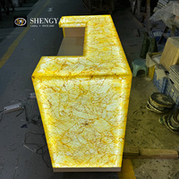 Comptoir de bar translucide en onyx de quartz jaune naturel de luxe rétroéclairé pour usage commercial dans les hôtels et les centres commerciaux