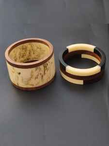 กำไลเรซิ่นและไม้แบบไม่ซ้ำใคร งานแฮนด์เมดจากไม้ธรรมชาติ พร้อมผิวเรซิ่นเรียบเนียน สำหรับการสวมใส่ที่มีสไตล์ - Product Image 4