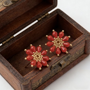 Pendientes de botón florales artesanales Namayo de Zambia con cuentas Miyuki y baño de oro de 24K para bodas y fiestas - Product Image 1
