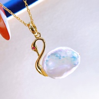 Pendentif Cygne en Laiton Plaqué Or 14K avec Chaîne, Perle d'Eau Douce Baroque Ovale Iridescente Aurora, Perle Naturelle Irrégulière pour Femme
