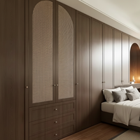 Système de coiffeuse moderne sur mesure - Intégration de dressing de luxe pour chambre principale avec miroir éclairé