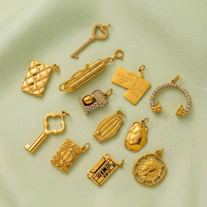 En gros Breloques pour chaussures en cuivre plaqué or 18K avec zircon et pavé <span class=keywords><strong>de</strong></span> zircone cubique, Pendentifs fer à cheval, clé, cœur, champignon pour <span class=keywords><strong>la</strong></span> fabrication <span class=keywords><strong>de</strong></span> bijoux DIY et <span class=keywords><strong>la</strong></span> mode - Product Image 2