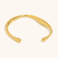 Dingran elegante 18K chapado en oro ondulado curvado brazalete de acero inoxidable hecho en fábrica con personalización para mujeres estilo de moda