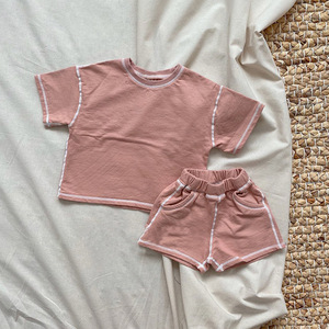 HT23D107035 ชุดเสื้อผ้าเด็กผู้ชาย 2 ชิ้น แฟชั่นฤดูร้อนมาใหม่ เสื้อยืดสีเบจฟ้าลายด้ายพร้อมกางเกงขาสั้น - Product Image 5