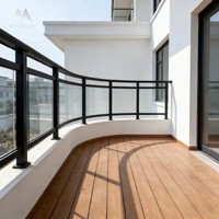 Système de clôture en verre et aluminium courbé sur mesure |   Garde-corps thermolaqué pour projets d'escaliers en colimaçon de balcon et de terrasse