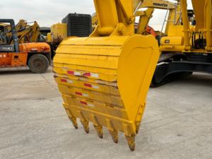 Excavatrice sur chenilles Komatsu PC350 d'occasion, 35 tonnes, modèle 2022, moteur diesel, pompe, bonne qualité, commandes, cabine confortable pour travaux lourds - Product Image 6