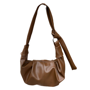 Sac à bandoulière décontracté en cuir souple plissé style coréen, marron, avec fermeture éclair, pour le quotidien, printemps 2024 - Product Image 5