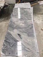 Dalles de granit blanc Viscon découpées sur mesure pour projet hôtelier de luxe, pavés de sol en pierre de sable ondulé