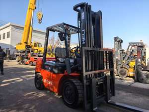 Carretilla elevadora diesel usada de 3 toneladas HELI CPCD con tres maestros para uso minorista en Shanghai - Product Image 2
