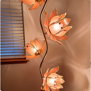 Lampe sur pied LED Lotus au design asiatique, tige en fer courbée, 4 abat-jour en verre rose, base E26, décoration pour hôtel et maison - Product Image 3