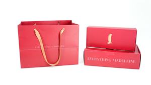 Sac en papier d'<span class=keywords><strong>art</strong></span> rouge recyclable biodégradable de luxe avec logo personnalisé <span class=keywords><strong>et</strong></span> impression offset avec poignée. - Product Image 5