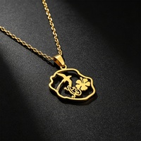 Nouveau collier unisexe en acier inoxydable avec chaîne en bambou, illustrant les contours des îles de la Guadeloupe, de la Martinique et de la Réunion, avec des palmiers et des geckos