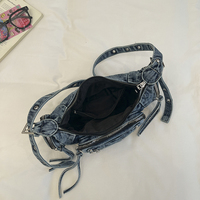 Tas Selempang Wanita Model Biker Denim Distressed Washed 2026, Manis dan Keren, Dapat Dipakai di Bawah Lengan, di Bahu, dan Crossbody dengan Tali yang Dapat Disesuaikan