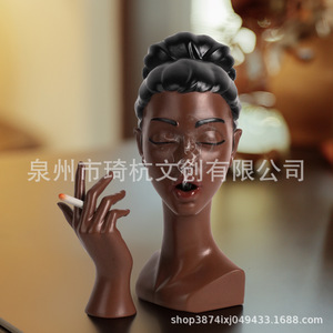 Cenicero de resina con figura de mujer negra fumando, decoración novedosa para oficina o sala de estar - Product Image 1