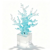 Sculpture de femme en résine transparente bleue avec base carrée transparente, modélisation artistique à la main