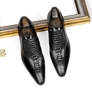 Zapatos de cuero casuales para hombre, estilo nacional, rojos, grabados, estilo inglés, con punta en pico, zapatos de cuero a la moda, zapatos para novio. - Product Image 2