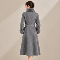 Manteau long en mélange de laine pour femme avec garniture en fausse fourrure, ceinture, manches longues, couleur unie, vêtement d'extérieur élégant pour l'hiver