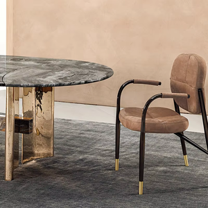 طاولة طعام فاخرة حديثة بيضاوية الشكل بقاعدة من الفولاذ المقاوم للصدأ بتشطيب ذهبي عاكس وسطح من الرخام الأسود تتسع لـ 6-8 أشخاص - Product Image 4