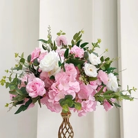 Arrangement floral artificiel de roses blanches et de verdure pour centre de table de mariage, décoration de fête de mariage ou de fête prénuptiale