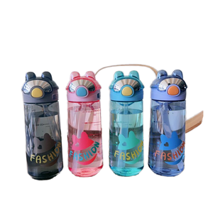 Bouteille à paille rabattable en plastique haut de gamme pour enfants, motif dessin animé mignon, anti-fuite, durable, pour boisson directe, écologique, vente en gros pour fêtes - Product Image 1