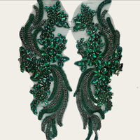 Applique de luxe faite à la main en forme de fleur 3D avec perles en verre, sequins et strass, à coudre sur corsage, pour vêtements de mariage
