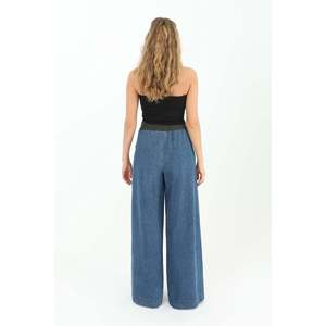 Pantalon large pour femme en tricot anthracite, taille haute, respirant, avec détails latéraux en denim - Product Image 4
