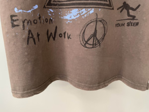 เสื้อยืดลายพิมพ์ Mixed Emotion สไตล์ลำลองสำหรับผู้ชาย แขนสั้น ผ้าฝ้าย 100% โลโก้ด้านหลัง ดีไซน์สุดฮิต เสื้อใส่หน้าร้อนสำหรับผู้ชาย - Product Image 4