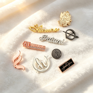 Étiquette métallique en alliage de zinc électroplaqué, logo personnalisé, étiquette métallique en relief, service OEM pour accessoires de bagages et de vêtements - Product Image 2
