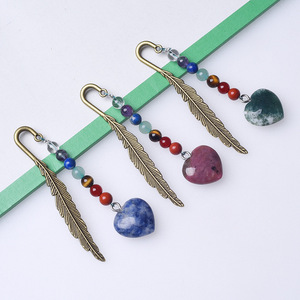 Marque-pages en pierre brute assortis <span class=keywords><strong>de</strong></span> signets en métal cuivre antique avec pendentif suspendu en forme <span class=keywords><strong>de</strong></span> cœur en cristal 7 chakras - Product Image 3
