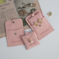 Pochette à bijoux en microfibre rose avec bouton, logo personnalisé en relief, pochette à bijoux enveloppe pour collier, boucles d'oreilles, emballage cadeau pour bijoux