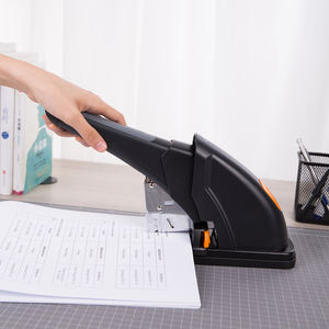 ديلي E0385 # دباسة قوية التحمل # 210 ورقة # قاعدة معدنية سوداء دوارة مضادة للانزلاق للاستخدام الدائم - Product Image 5