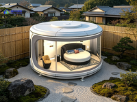 Maison capsule spatiale ronde minimaliste avec intérieur boisé pour séjour dans une cour japonaise