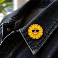 Pin Enamel Bunga Daisy Grosir Lapisan Emas Bros Pin Kacamata Hitam untuk Jaket Denim Tas Hadiah Pin Lapel Bunga Matahari Custom