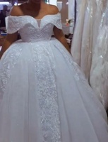 Robe de mariée de luxe 2025 style africain à épaules dénudées : embellissement artisanal de perles et robe de bal en dentelle délicate avec traîne cathédrale