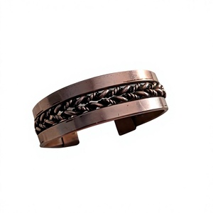 Bracelet manchette en cuivre exclusif, fait main, pour les amateurs de mode moderne à la recherche d'accessoires élégants et uniques - Product Image 1
