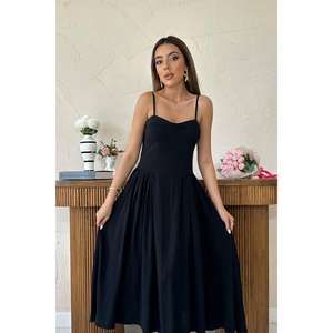 Robe de soirée élégante noire coupe trapèze, col carré, en satin, longueur mi-cuisse, taille naturelle, design froncé, tissu respirant - Product Image 3