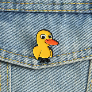 Spille Smaltate Divertenti a Forma di Paperella con Tema 'Got Any Grapes', Graziosa Paperella Gialla con Occhi Grandi, Spilla da Bavero all'Ingrosso - Product Image 1