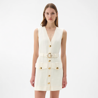 Nouvelle Robe Mini de Travail pour Femme, Col en V, Blanc Cassé, Style Utilitaire, avec Surpiqûres Contrastantes, Boutons Dorés, Ceinture et Poches Plaquées, Vente en Gros Personnalisée