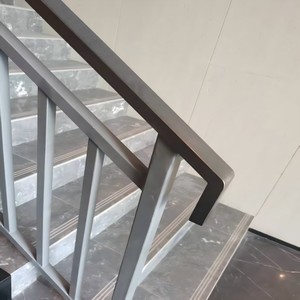 Barandilla y Pasamanos de Escalera de Tubo Galvanizado de Lujo para Exteriores de Villas Modernas con Balaustres Decorativos Impermeables para Uso en Centros Comerciales - Product Image 5