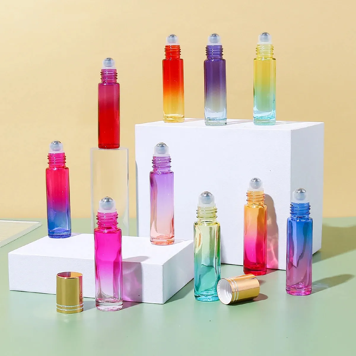 Kozmetik koku parfüm için uçucu yağ ile 10ml degrade renk doldurulabilir cam rulo şişeler Metal bilye
