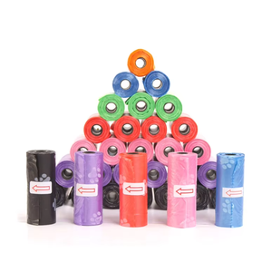Sacs à déjections canines écologiques biodégradables imperméables avec motif patte coloré, rouleaux de 15 unités - Product Image 1