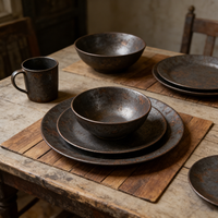Service de table en fer émaillé couleur rouille pour hôtels et réceptions, comprenant des bols, des assiettes et des tasses, avec possibilité d'ajouter un logo personnalisé