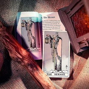 Jeu de cartes de tarot Oracle personnalisé avec impression d'usine, dorure à chaud, bords dorés de haute qualité et boîte magnétique - Product Image 4