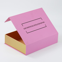 Caja de Regalo Rígida de Lujo con Tapa Rosa en Contraste, Base Dorada, Forro Interior Dorado, Estructura de Cartón Duro Completamente Envuelto
