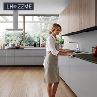 Meubles de cuisine modernes en MDF laqué blanc brillant en forme de L avec tiroirs modulaires et unités de rangement pour usage résidentiel