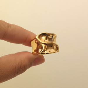 Europese Amerikaanse Stijl 18K Vergulde Niet-Vervagende Titanium Stalen <span class=keywords><strong>Ring</strong></span> Voor Vrouwen-Concave-Convexe Gehamerde Textuur Modieus - Product Image 3